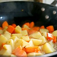 土豆烧胡萝卜的做法图解2