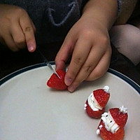 草莓圣诞老人甜点的做法图解3