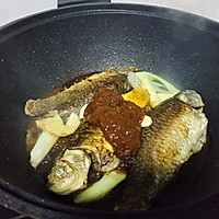 家常炖鲤鱼的做法图解5