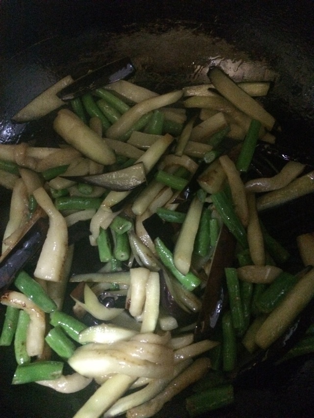 茄子煸豆角的做法图解3