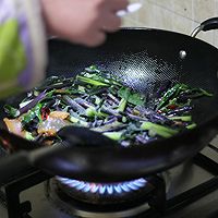 腊肉炒菜苔 的做法图解7