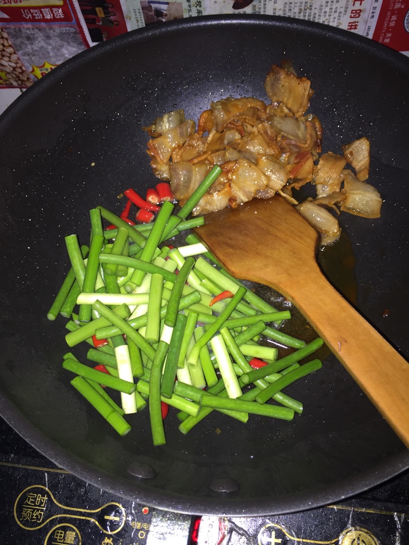 蒜苔炒腊肉的做法图解5