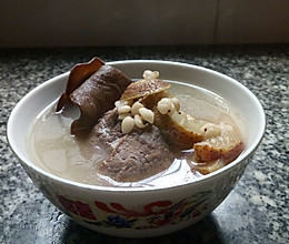 木耳山楂薏米煲猪腱肉的做法