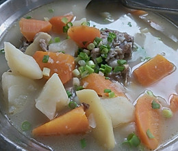 胡萝卜土豆脊骨汤的做法