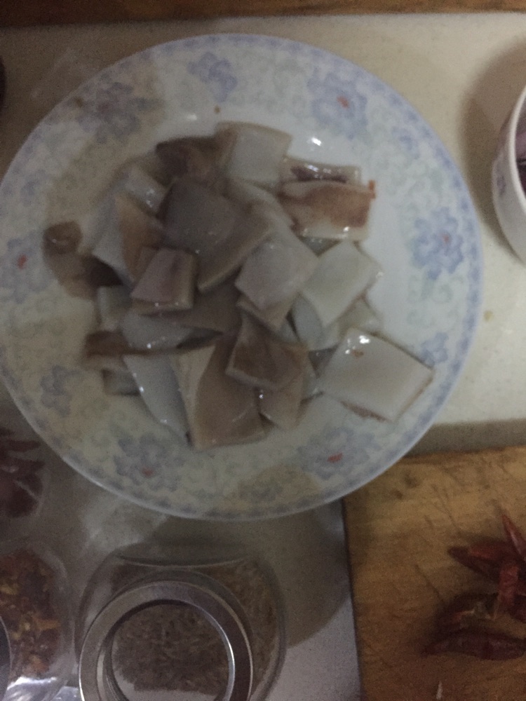 炒鱿鱼（烧烤味）的做法图解1