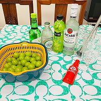 #“酒”是要开心#喝一杯自己调制的青提真露酒吧的做法图解1