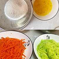 葫芦丝胡萝卜鸡蛋饼（无需饼铛）的做法图解1