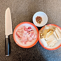 五花肉炖豆腐，简单美味家常菜的做法图解1
