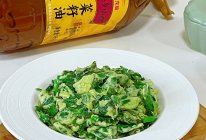 #菜油就选外婆乡，新鲜开榨抢先尝#芹菜叶炒鸡蛋/好吃又营养的做法
