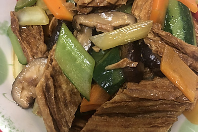 杂蔬香菇煮腐竹