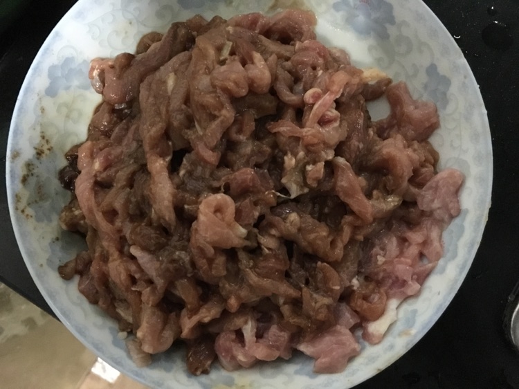 尖椒小炒肉的做法图解2