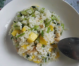 米饭的百变大咖秀-香芹鸡肉菠萝炒饭～意外的好吃的做法