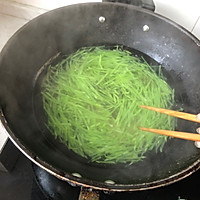 凉拌莴笋的做法图解2
