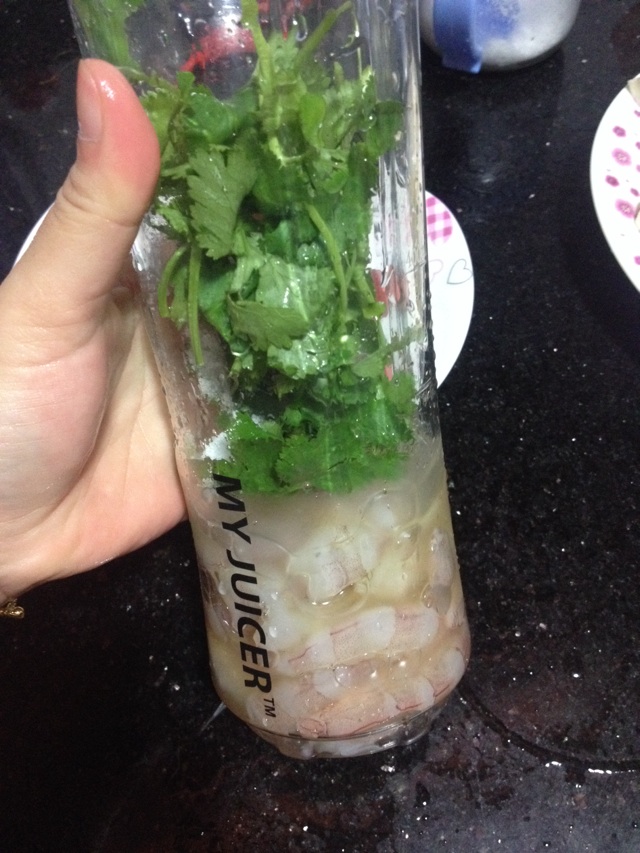 香菜虾丸子胡萝卜豆腐汤的做法图解3
