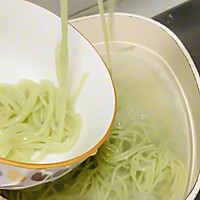 菠菜面跟口蘑一起很鲜甜的做法图解4