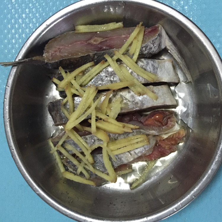 马鲛鱼香蒸茄子的做法图解2