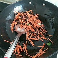 胡萝卜木耳青椒炒肉丝的做法图解5
