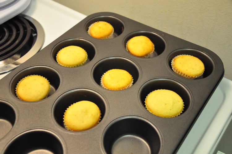 奶油霜纸杯蛋糕 yellow cupcake的做法图解6