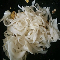 蟹味菇炒河粉#丘北沙拉汁#的做法图解4