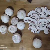 鸡腿肉炒口蘑的做法图解2