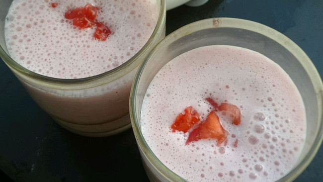 丝滑草莓奶昔的做法