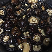 干锅腊鸡～炖香菇的做法图解1