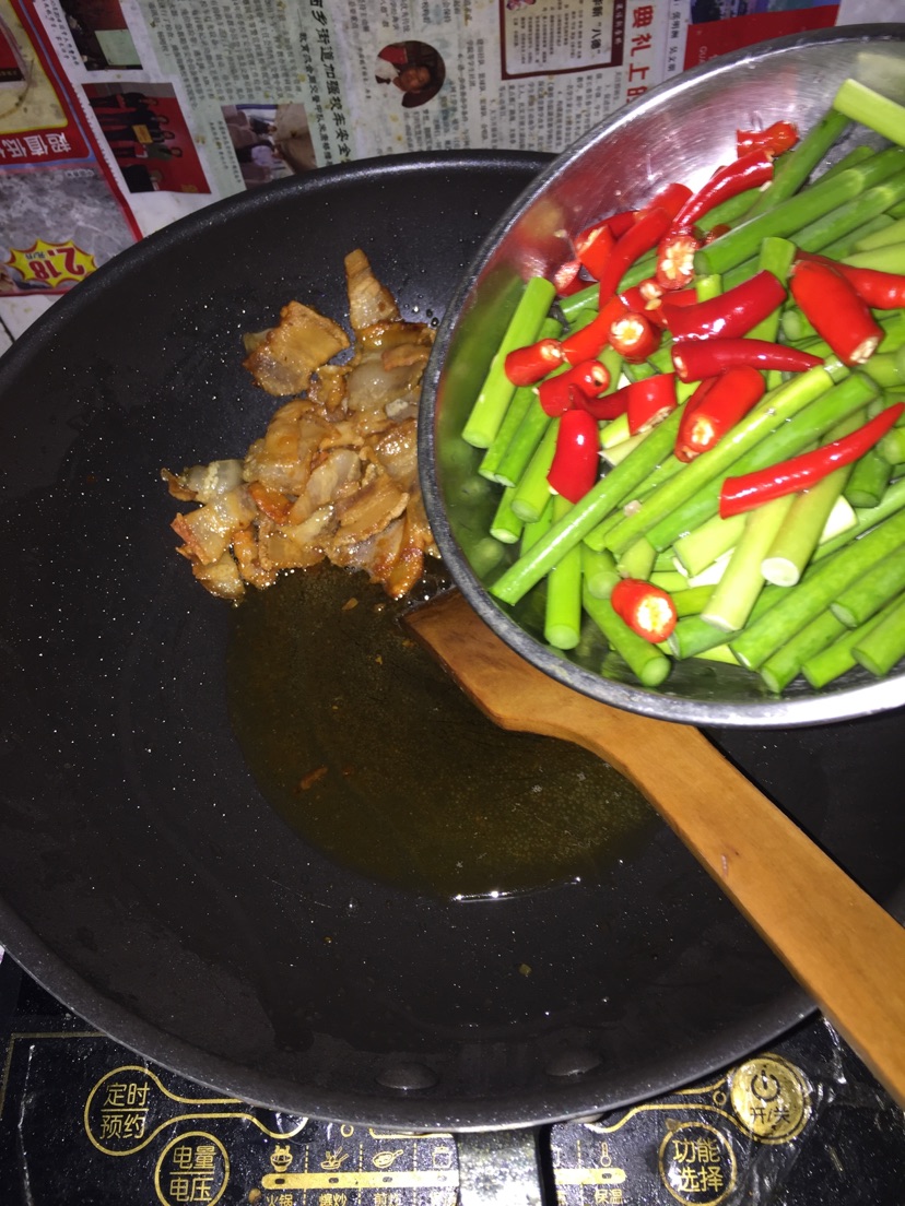 蒜苔炒腊肉的做法图解4