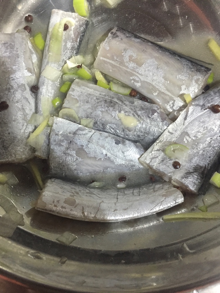干炸刀鱼的做法图解1