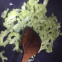 苦瓜笋丝炒饭#单挑夏天#的做法图解2