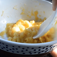 #美食视频挑战赛# 香蕉椰蓉酥皮马芬的做法图解2