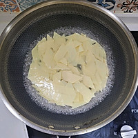 鸡蛋炒干豆腐的做法图解2