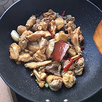 干香菇炖鸡肉的做法图解4