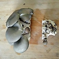蘑菇炖豆腐的做法图解1