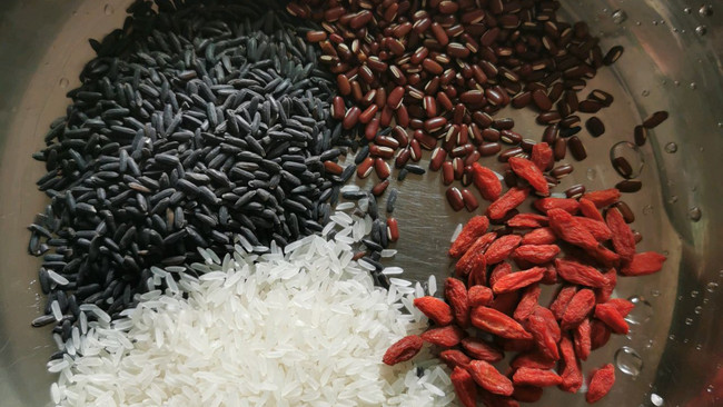 红豆枸杞黑米奶糊的做法