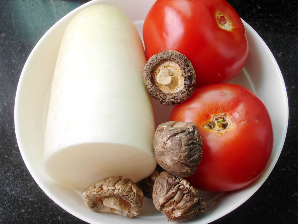 筒骨萝卜木耳菌菇汤怎么做_筒骨萝卜木耳菌菇汤的做法_豆果美食