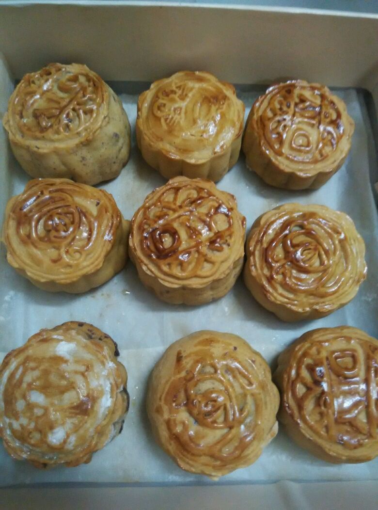 Cantonese moon cake