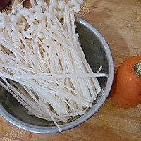 胡萝卜拌金针菇的做法图解1