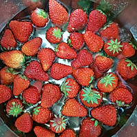 #餐桌上的春日限定#法式草莓果酱的做法图解2