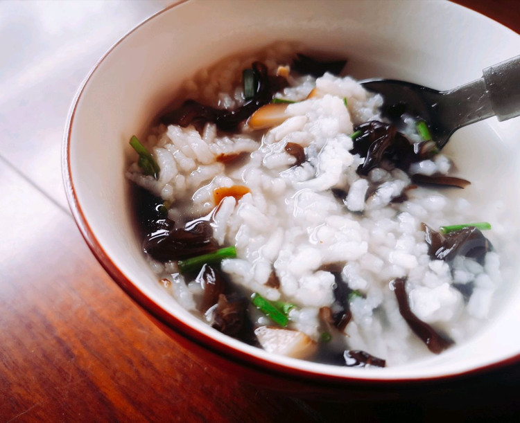 清淡流食——木耳香菇粥的做法