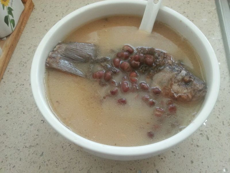 鲫鱼炖红豆汤的做法