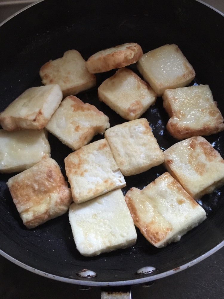 青蒜烧老豆腐的做法图解1