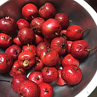 酸甜可口炒红果的做法图解1