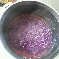 美味健康枸杞紫薯粥的做法图解2