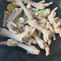 红烧鸡脚的做法图解1