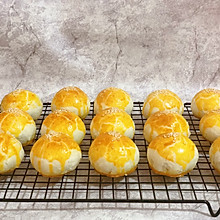 酥到掉渣的蛋黄酥