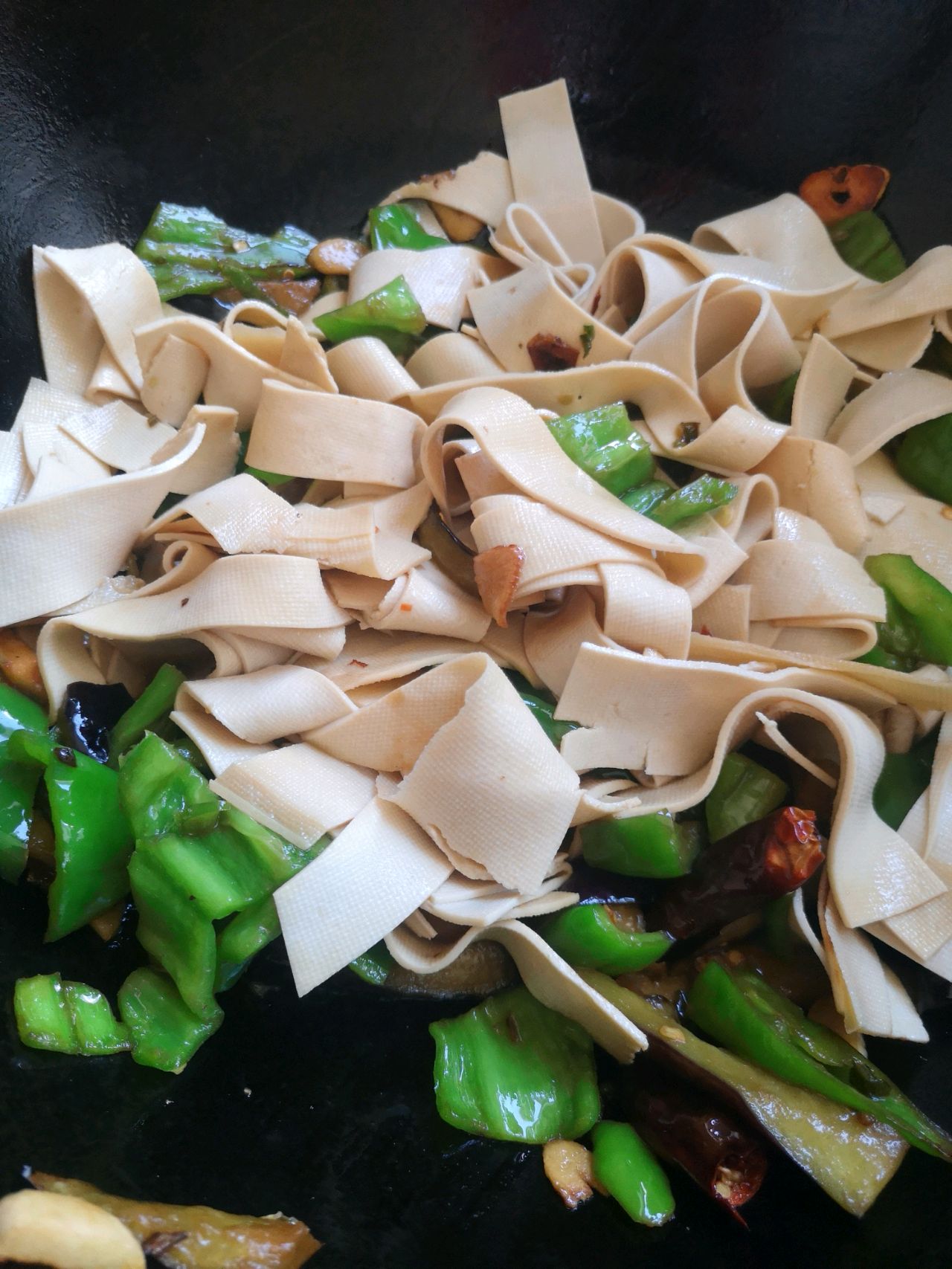 Bean skin with green pepper