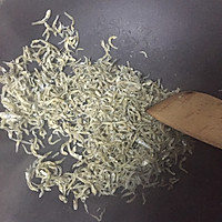 芝麻杏仁小鱼干的做法图解1