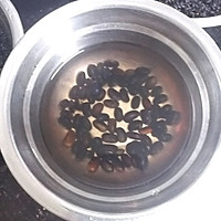 黑米芝麻核桃黑豆糊的做法图解1