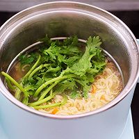#带着美食去踏青#羊肉茼蒿方便面的做法图解10