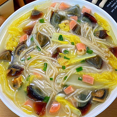 夏日必备，鲜香味美的娃娃菜皮蛋汤～